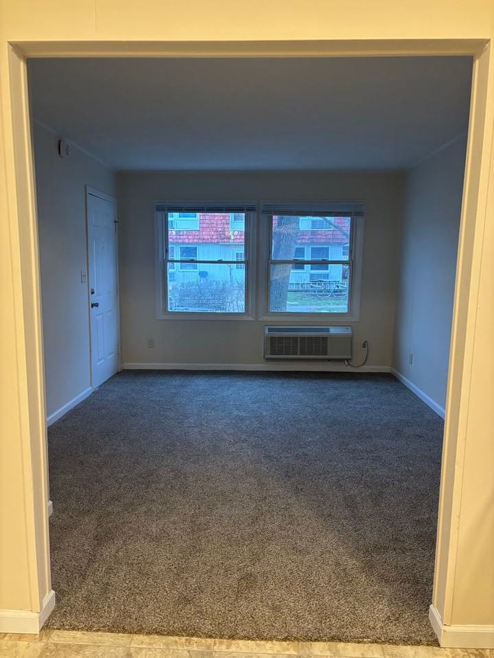 Country Manor-824 E Wyman Street - Photo 3 of 23