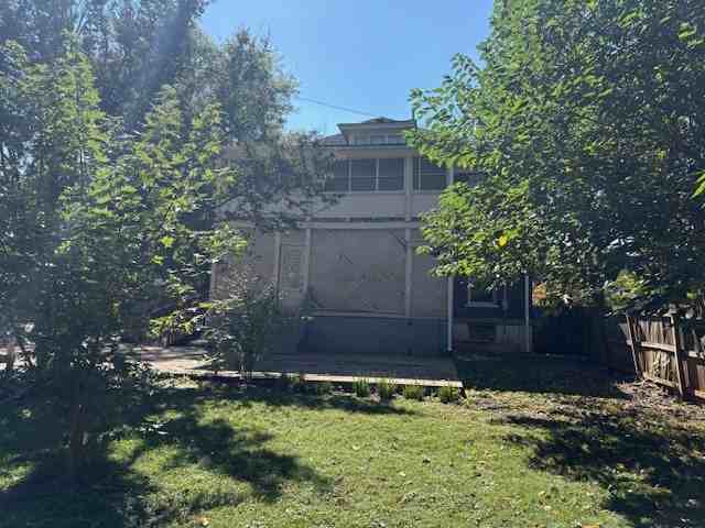 305 East Lytle Street - Photo 4 of 33