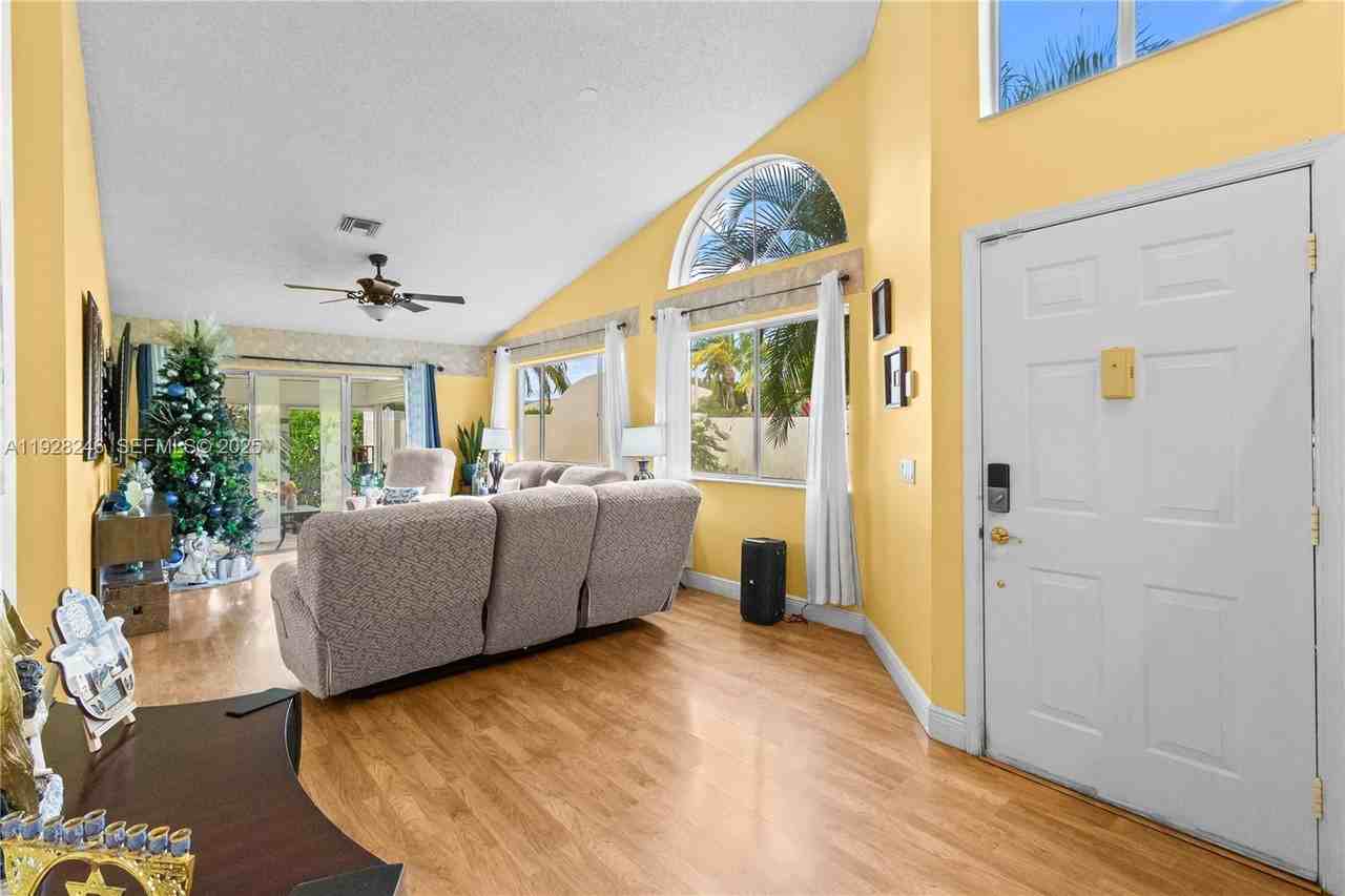 7464 Pinewalk Dr S #81-18 - Photo 4 of 16