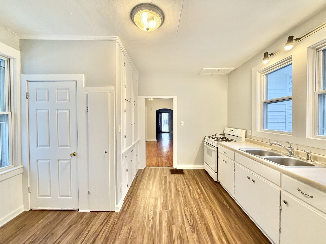 426 S Jackson St #1 - Photo 3 of 24