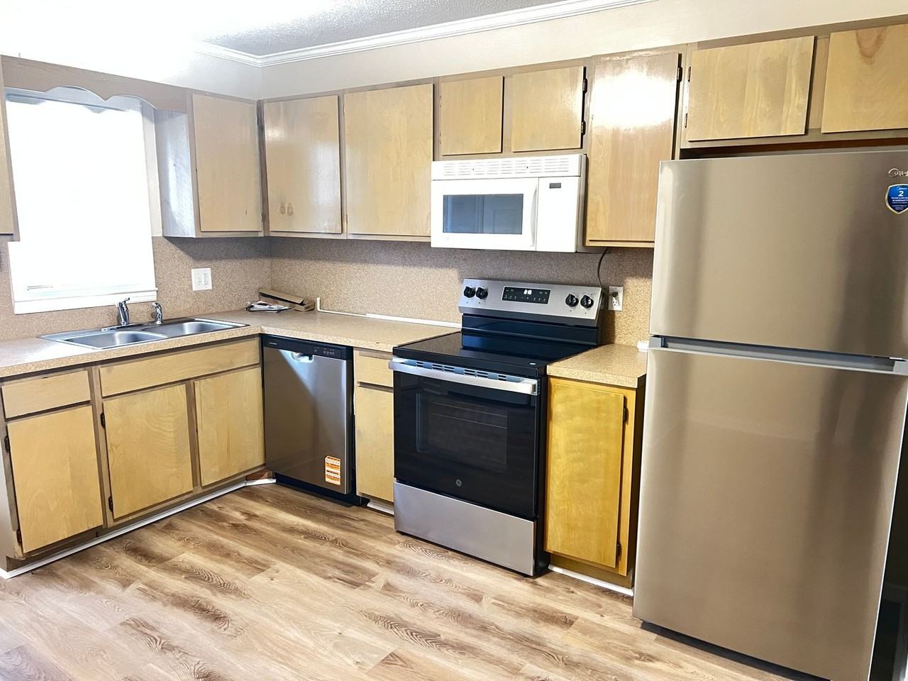 1011 S Poplar Dr - Photo 5 of 17