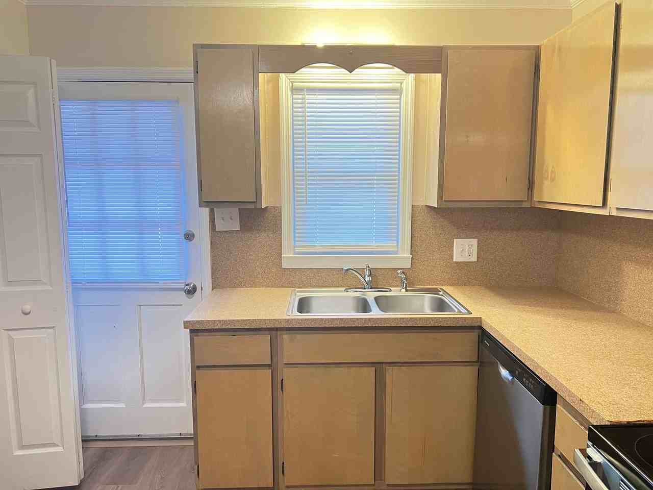 1011 S Poplar Dr - Photo 7 of 17