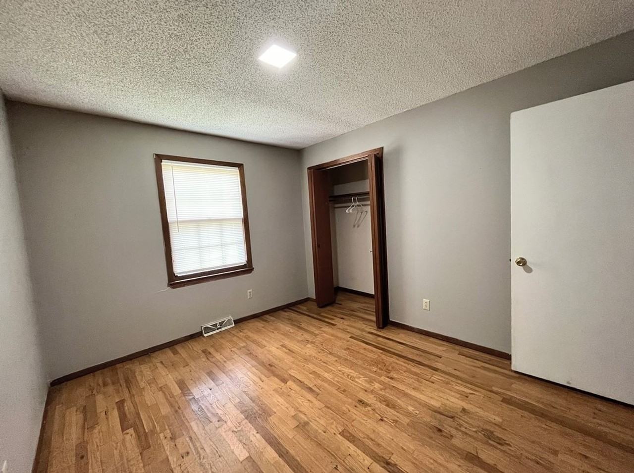 2458 S Fort Ave - Photo 4 of 8