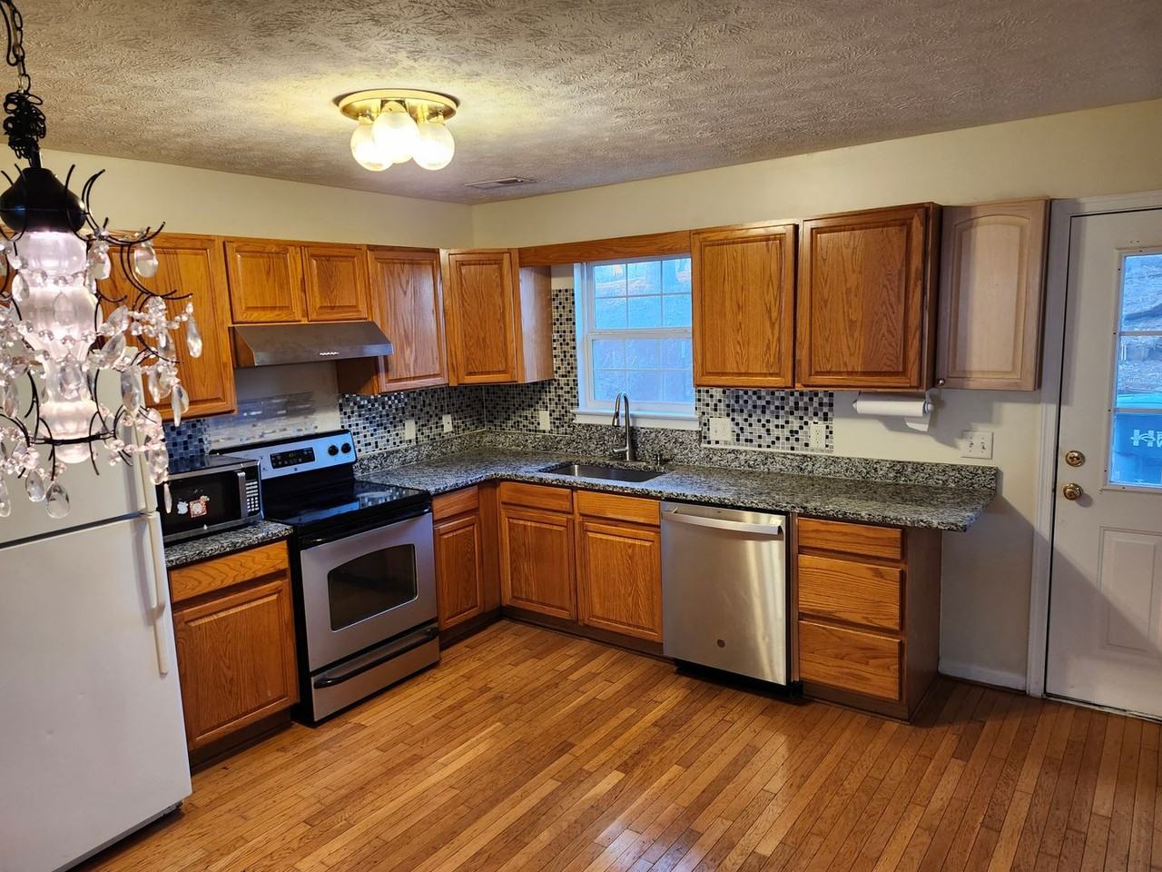 267 Emerson Ln - Photo 6 of 17