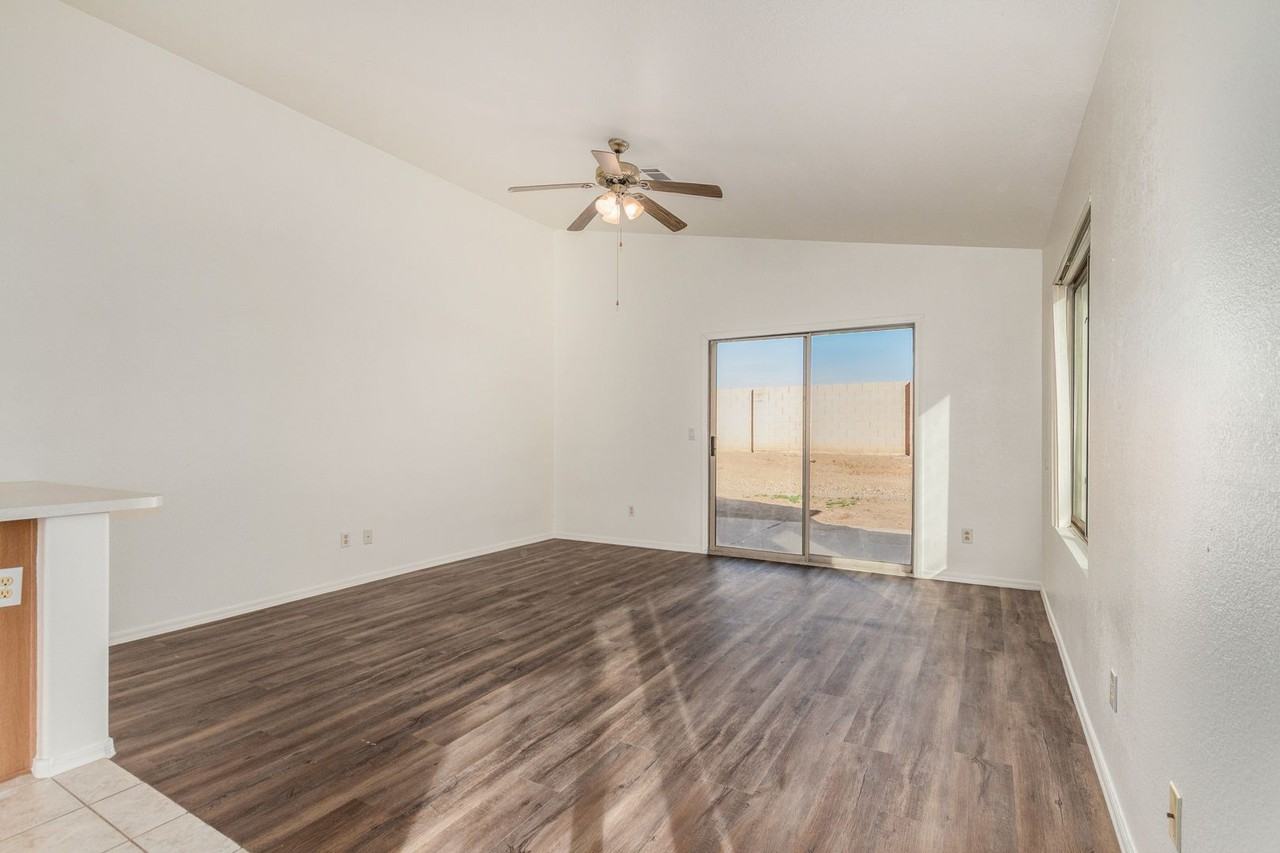 15928 W Smokey Dr - Photo 7 of 27