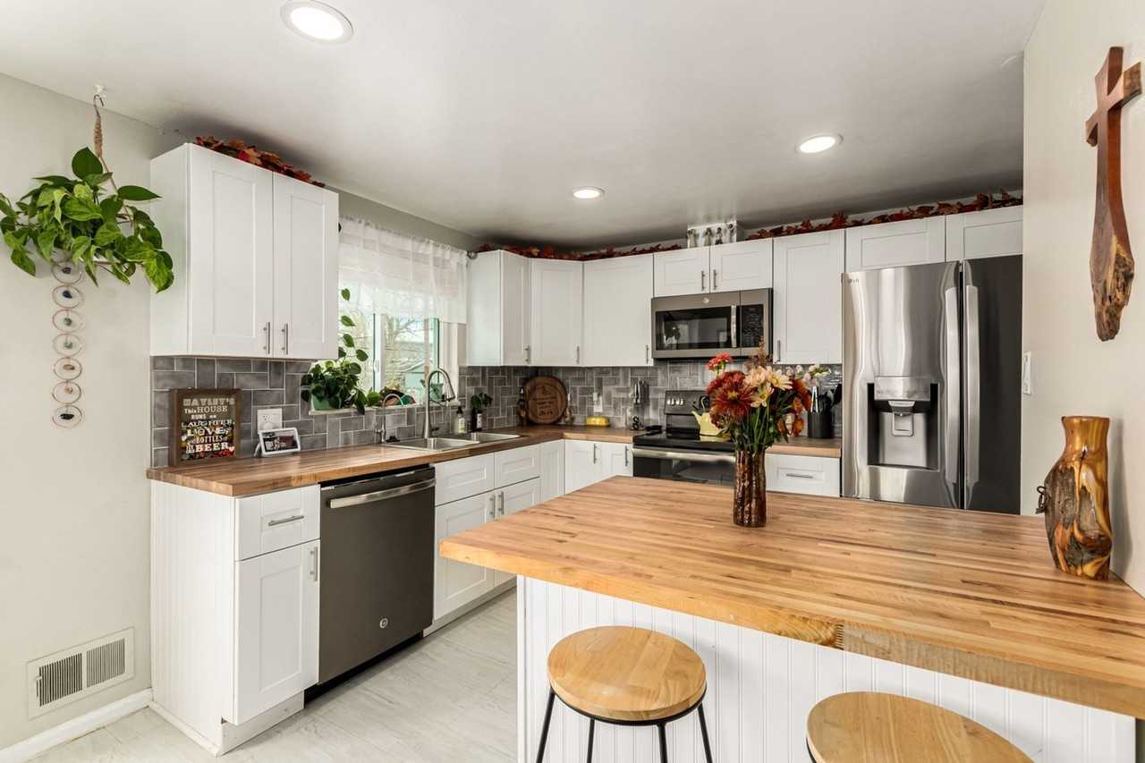 11487 Larson Ln - Photo 6 of 27