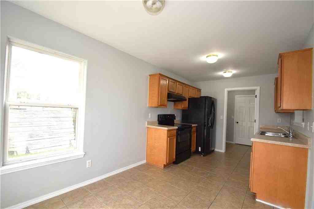 903 Sw Sandrock Rd - Photo 5 of 17