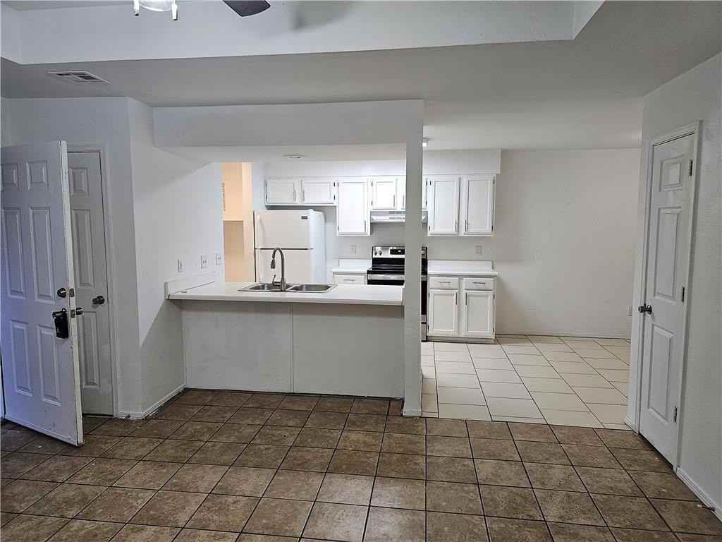 2326 W Roselawn St - Photo 7 of 38