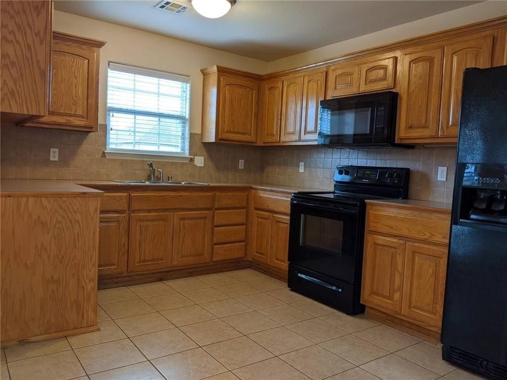 560 Dogwood St - Photo 3 of 22