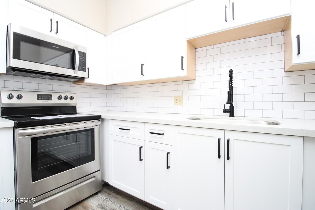 2807 E Paradise Ln Apt 102 #102 - Photo 3 of 13