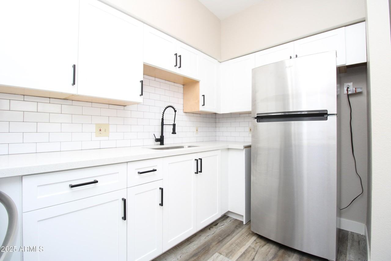 2807 E Paradise Ln Apt 102 #102 - Photo 4 of 13