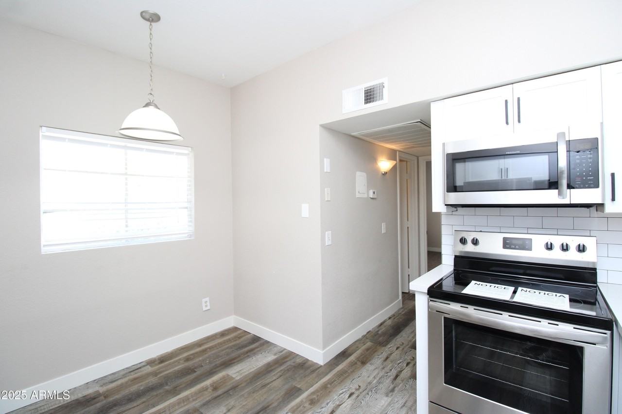 2807 E Paradise Ln Apt 102 #102 - Photo 6 of 13