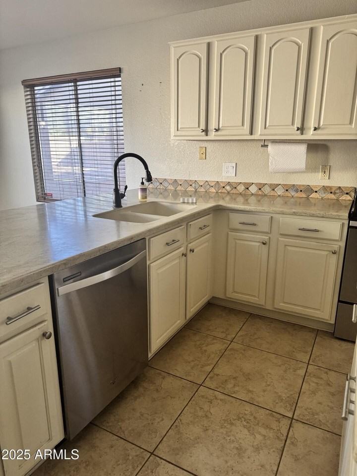 7442 W Via Del Sol Dr - Photo 6 of 22