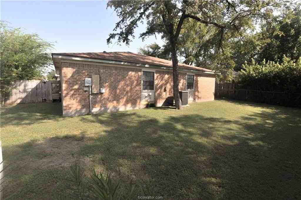 1006 Hardwood Ln - Photo 2 of 13