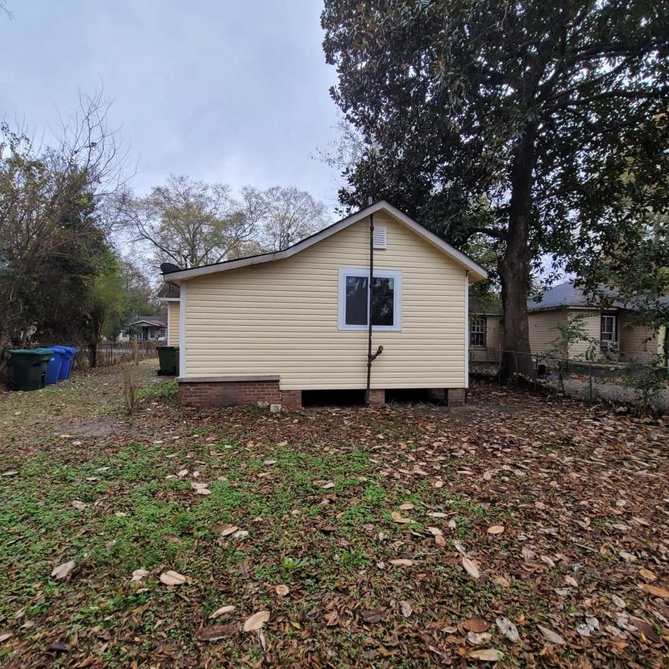 2413 Garden Dr - Photo 2 of 13