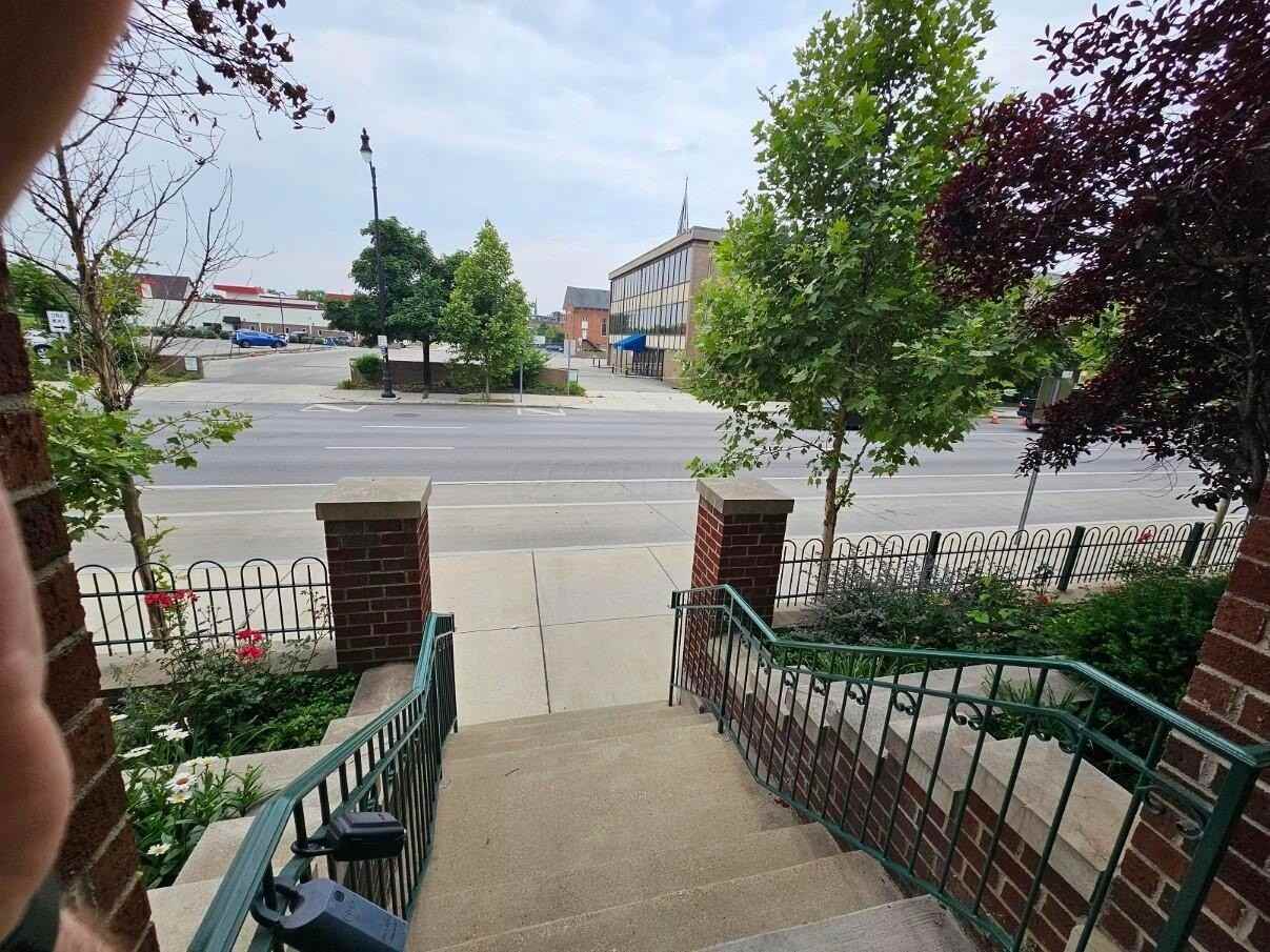 120 E Mound St Apt 2 #2 - Photo 3 of 28