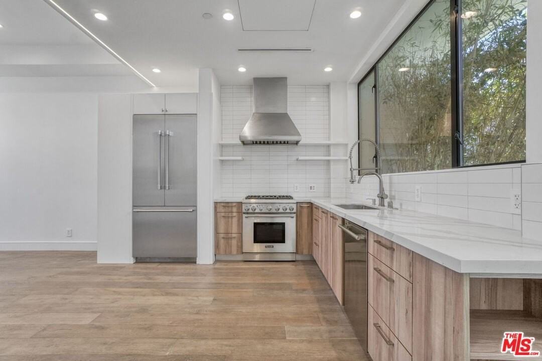 1447 N Martel Ave - Photo 3 of 30