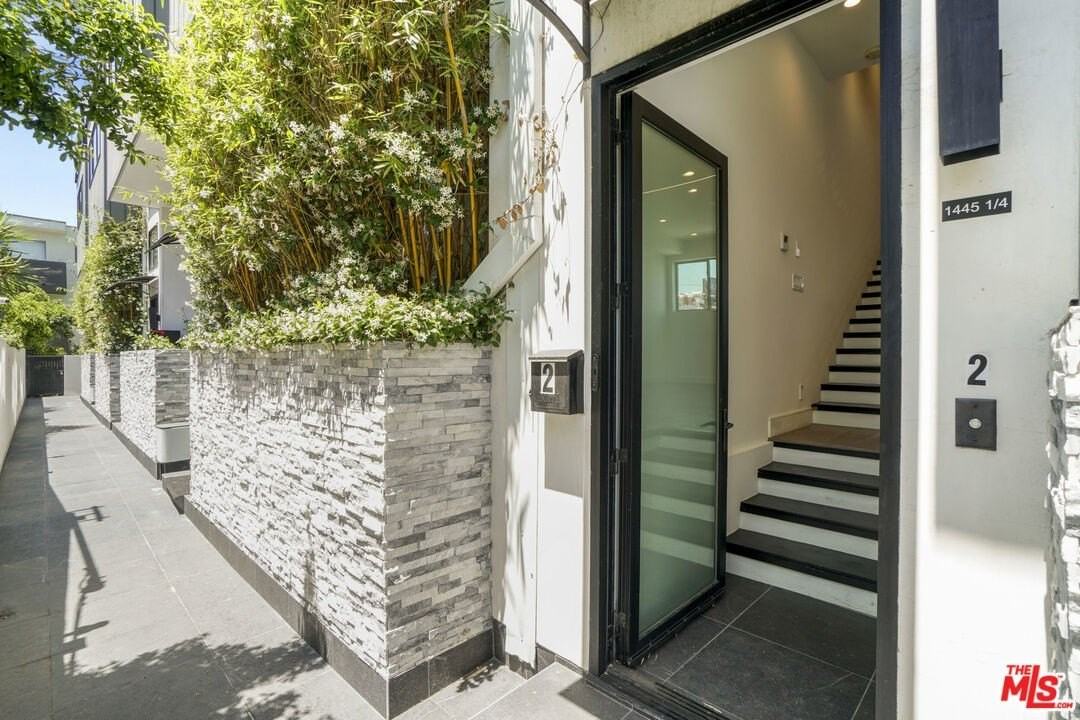 1447 N Martel Ave - Photo 4 of 30