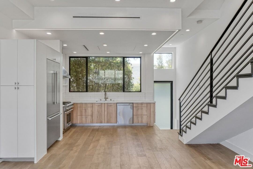 1447 N Martel Ave - Photo 6 of 30