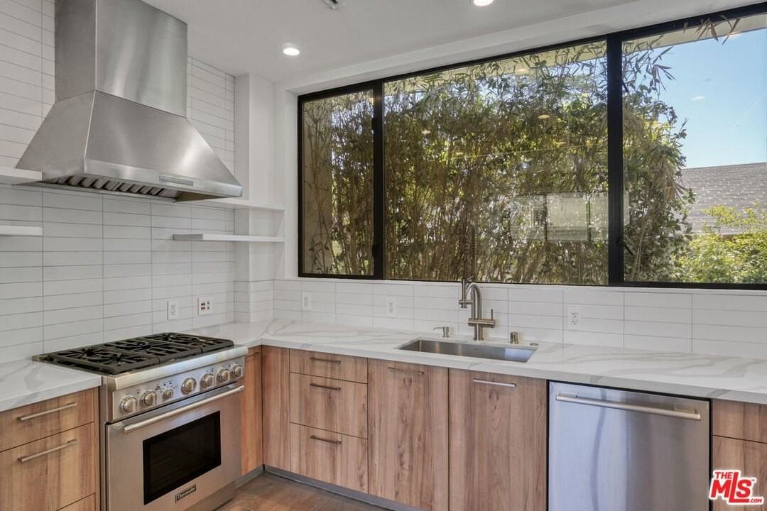 1447 N Martel Ave - Photo 7 of 30