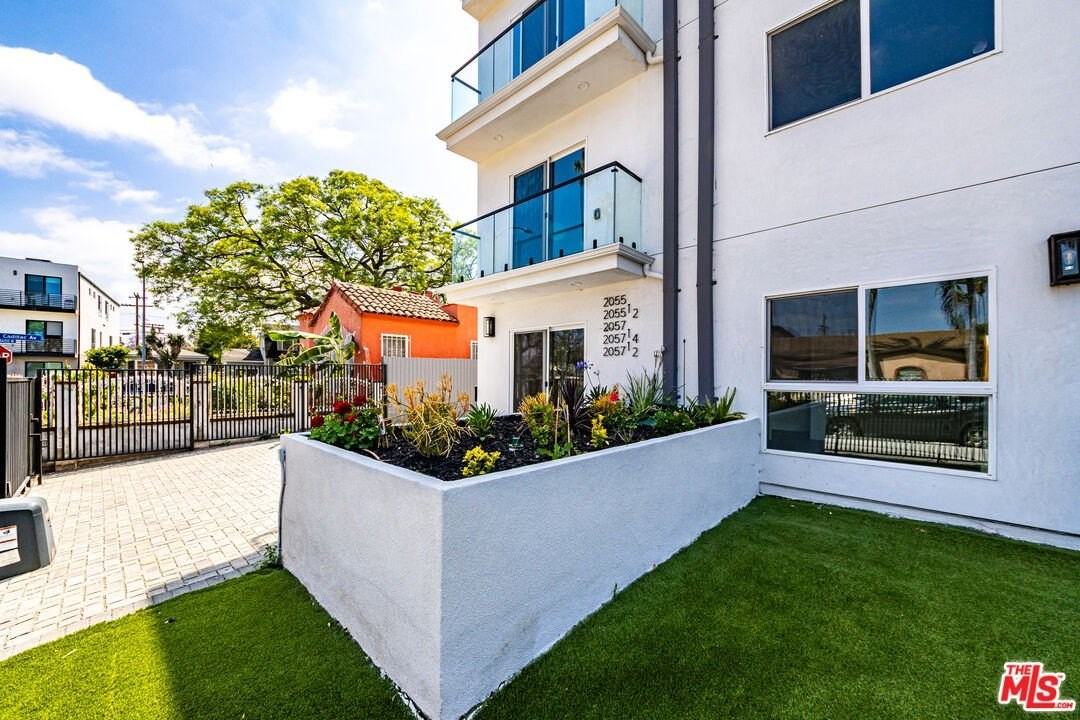 2057 1/2 S Garth Ave - Photo 6 of 36