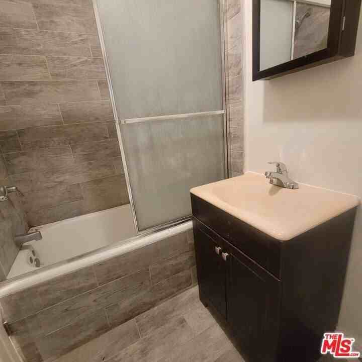 150 S Kenmore Ave Unit 150 1/2 #150-1-2 - Photo 7 of 9