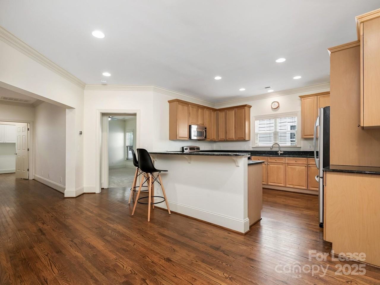 2416 Chesterfield Ave - Photo 6 of 28