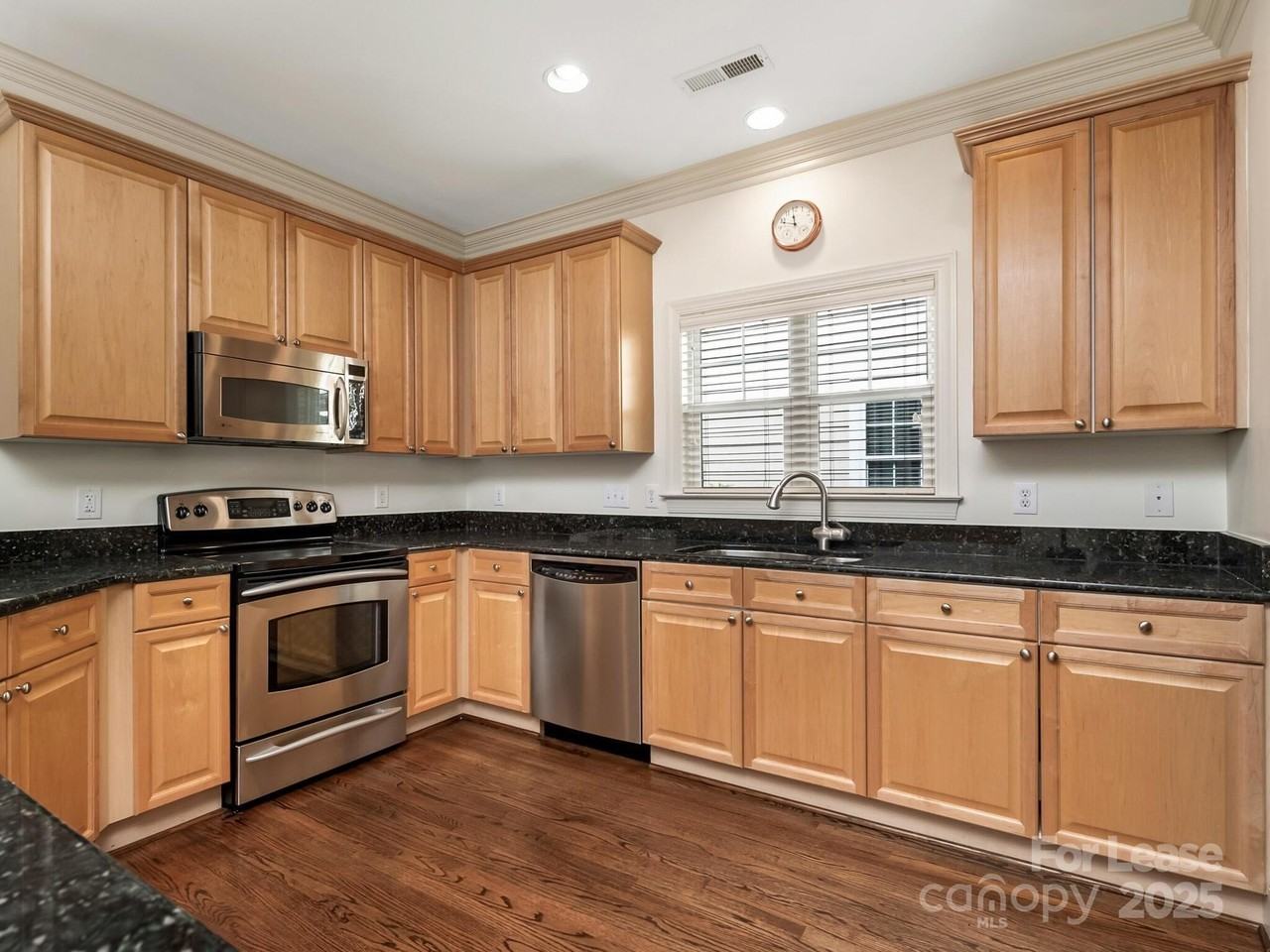 2416 Chesterfield Ave - Photo 7 of 28