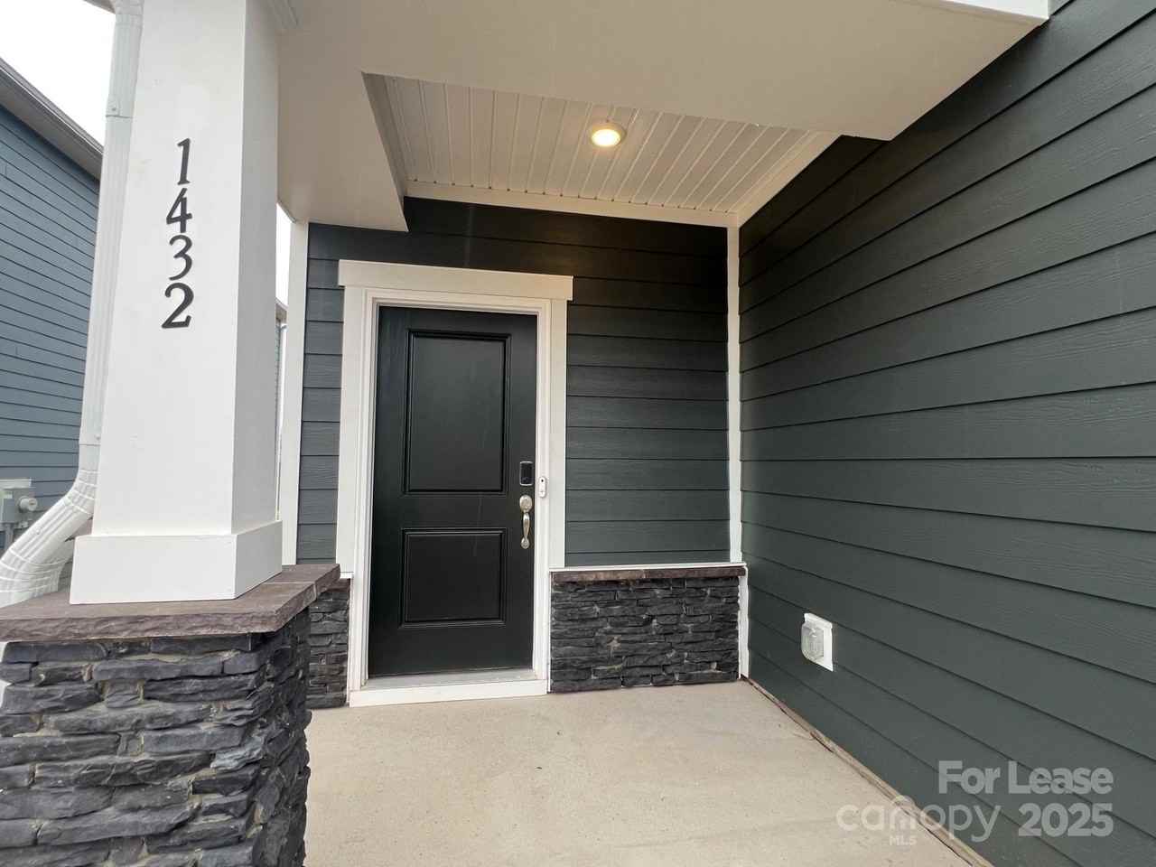 1432 Wildflower St - Photo 2 of 21