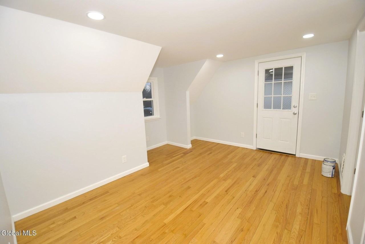 83 Osborne Rd - Photo 4 of 13