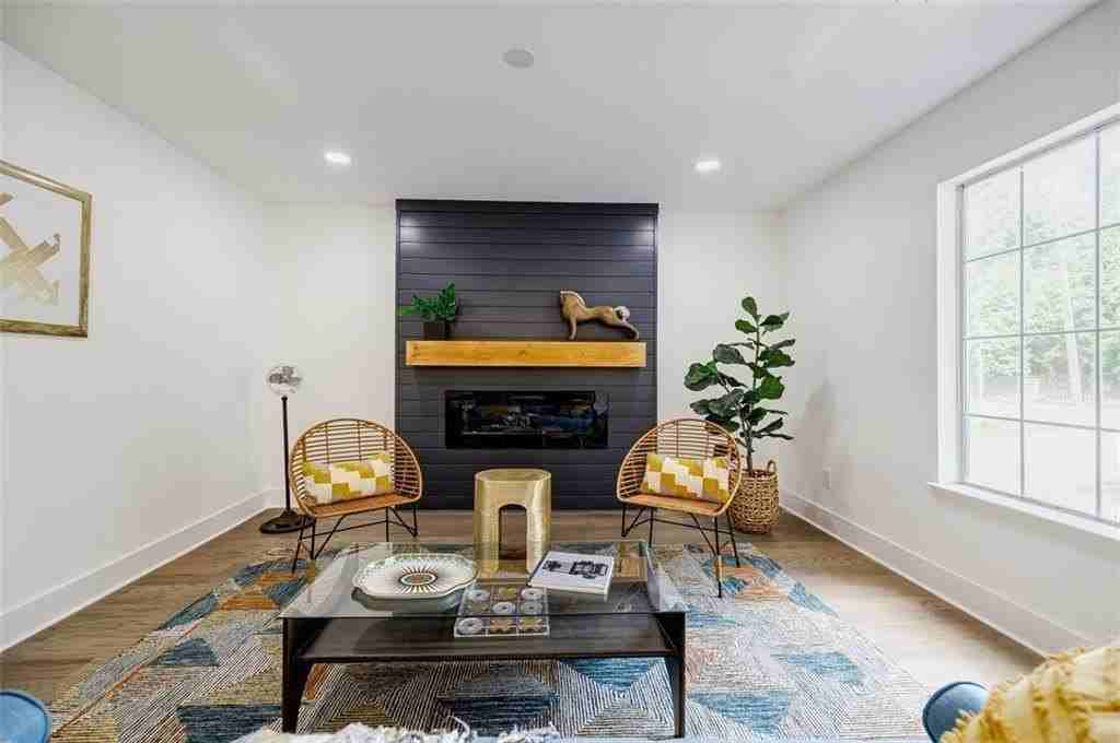 2749 Memorial Dr Se - Photo 6 of 41