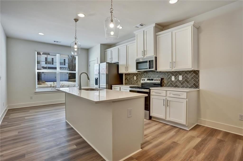 1906 Victoria Way - Photo 4 of 31