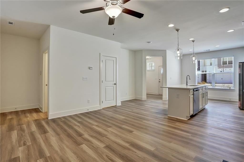 1906 Victoria Way - Photo 5 of 31