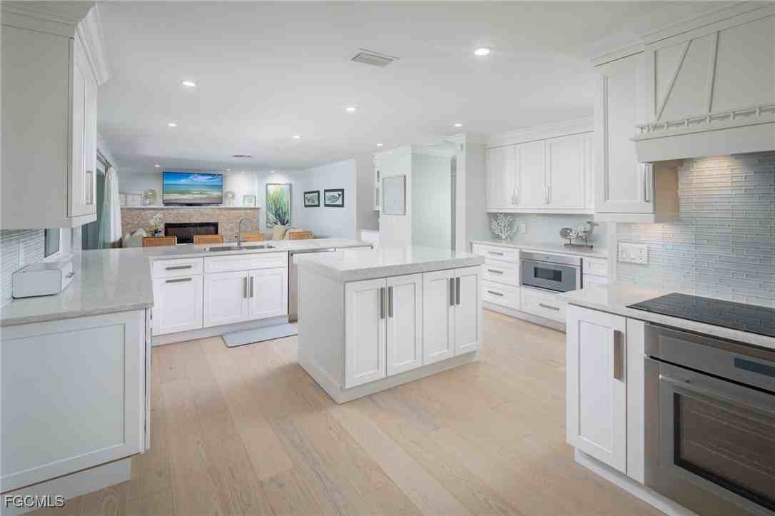 635 Fountainhead Ln - Photo 2 of 28