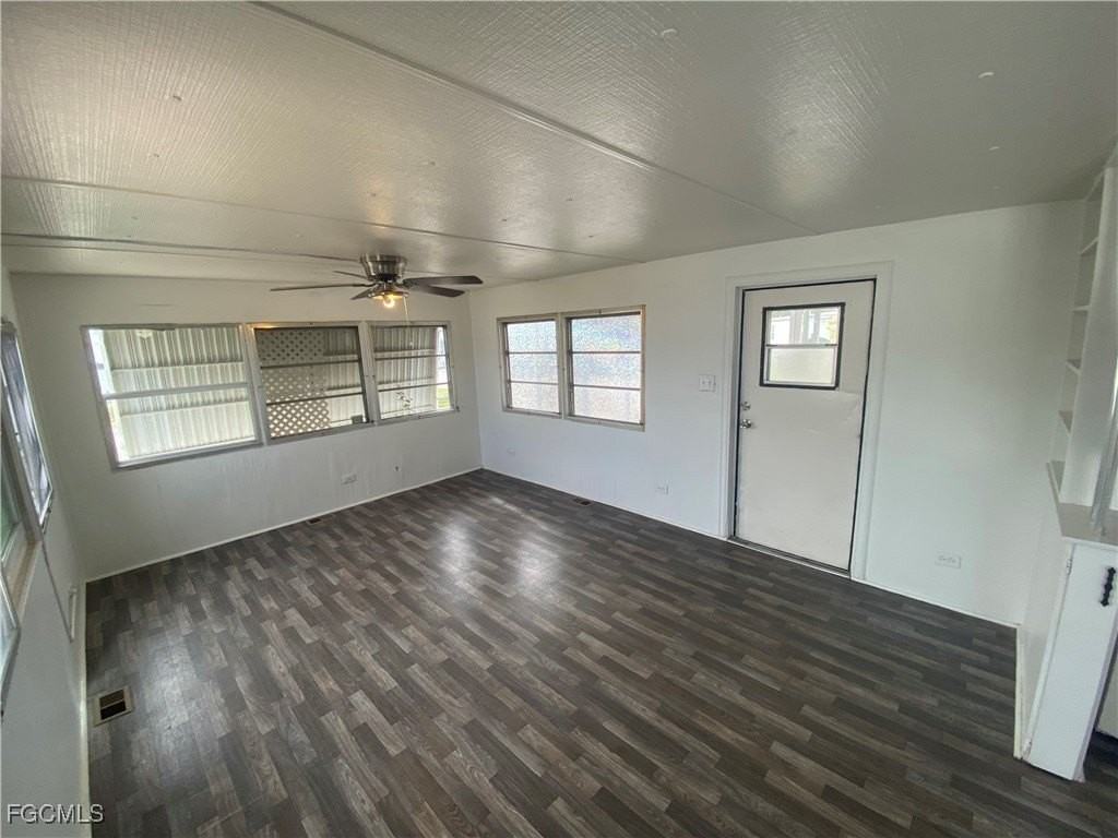 139 Amber Ave - Photo 4 of 18