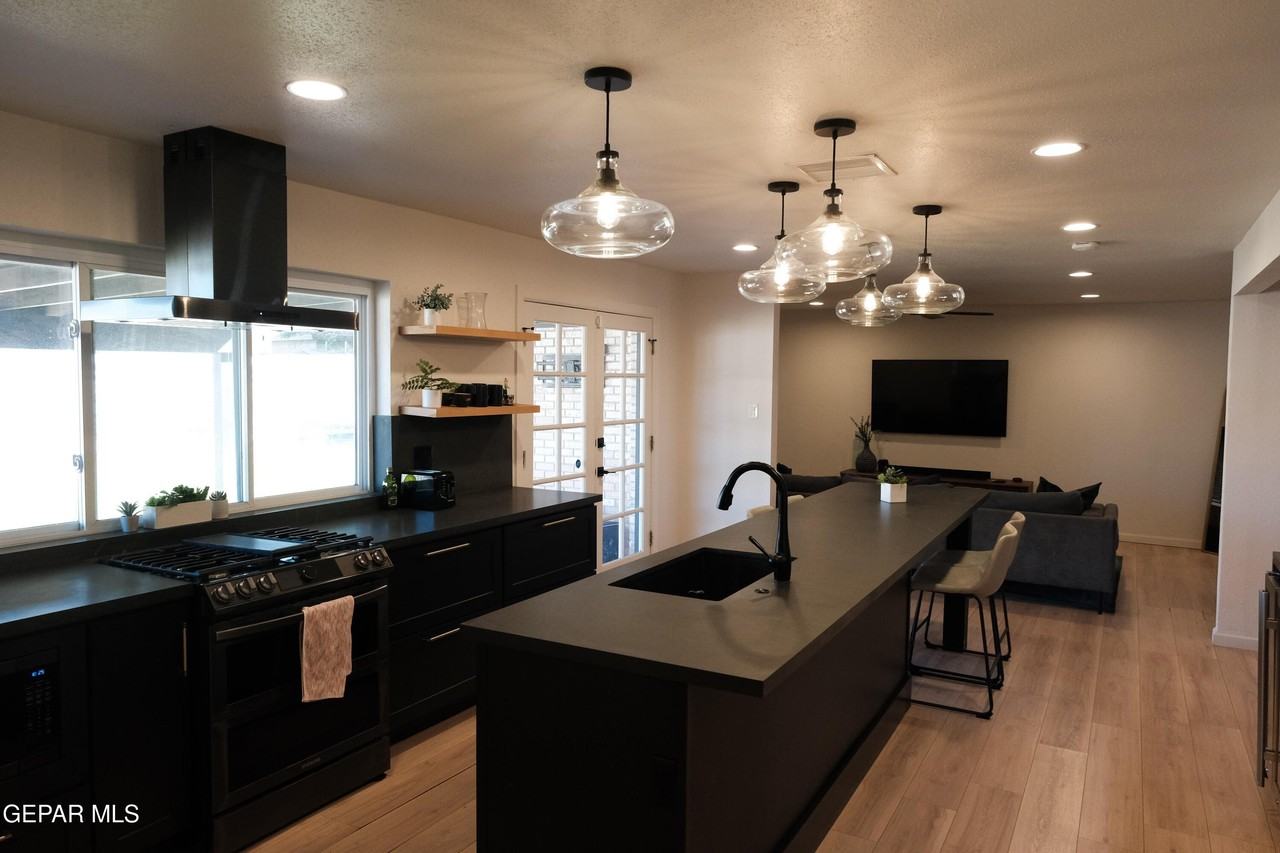 9001 Lait Dr - Photo 4 of 22