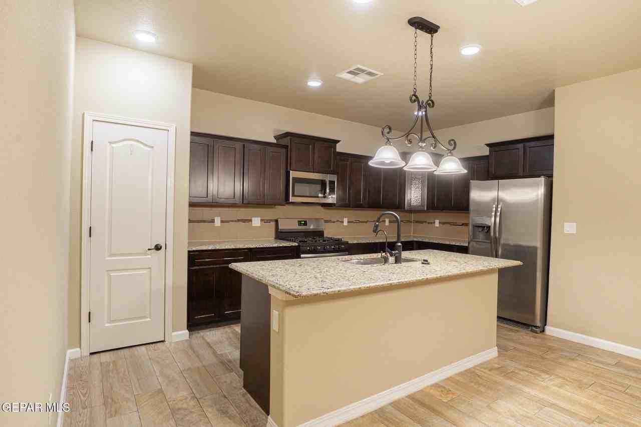 2032 Thomas Lackland St - Photo 3 of 16