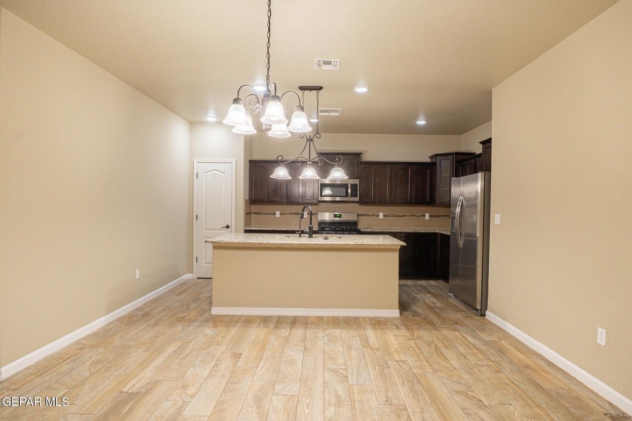 2032 Thomas Lackland St - Photo 4 of 16