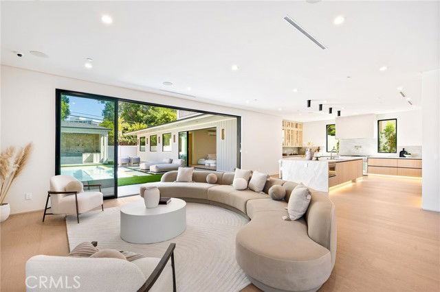 16728 Morrison St - Photo 3 of 8