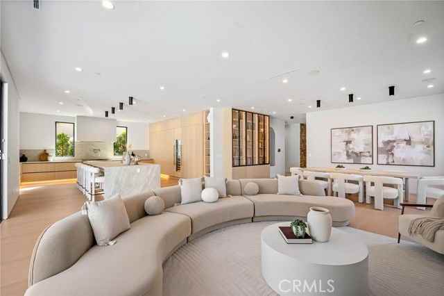 16728 Morrison St - Photo 4 of 8