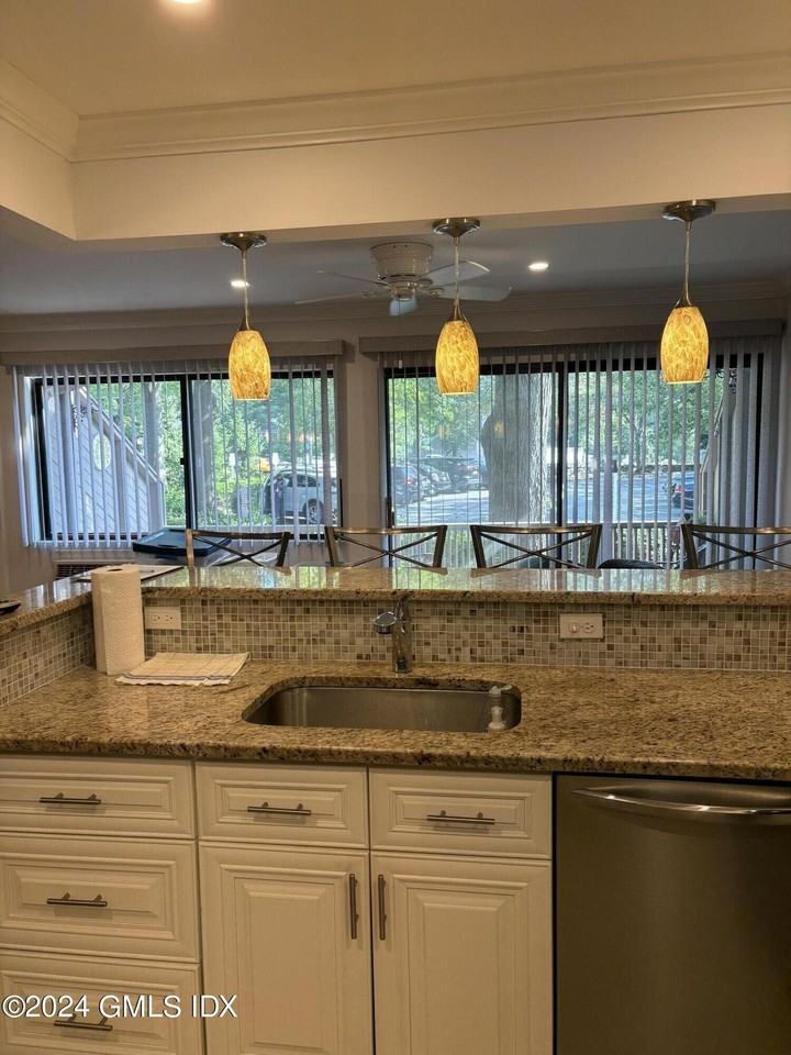 1465 E Putnam Ave #306 - Photo 5 of 13