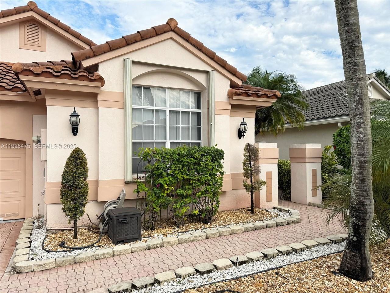 1525 Lacosta Dr W - Photo 2 of 8