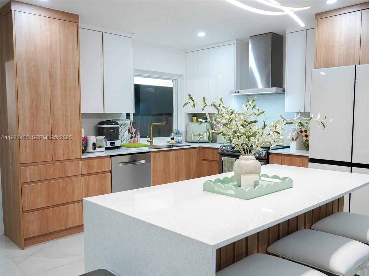 7951 Nw 37th Dr - Photo 2 of 8