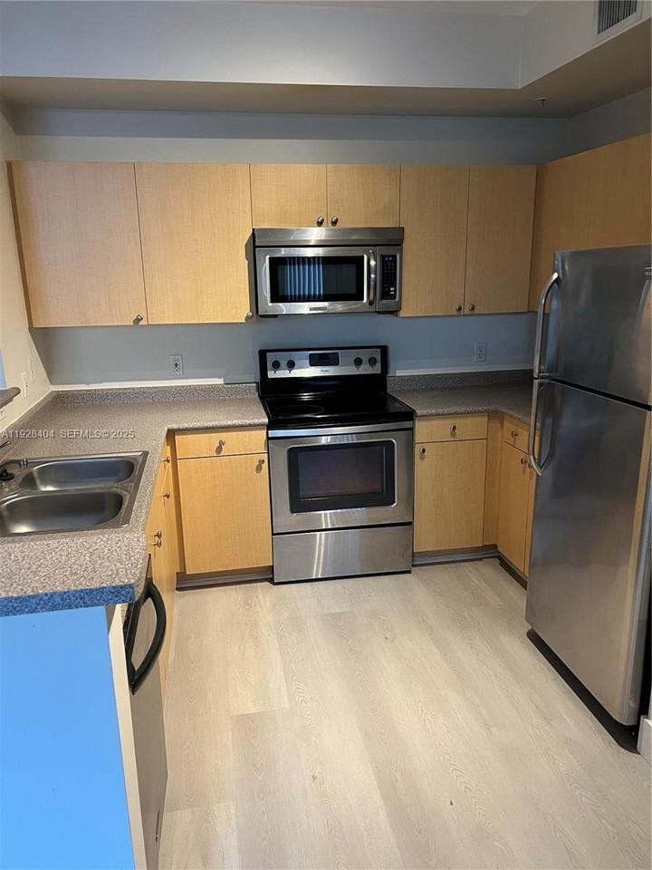 1919 Van Buren St #114A - Photo 6 of 8