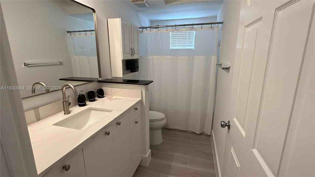 17100 N Bay Rd #1415 - Photo 5 of 8