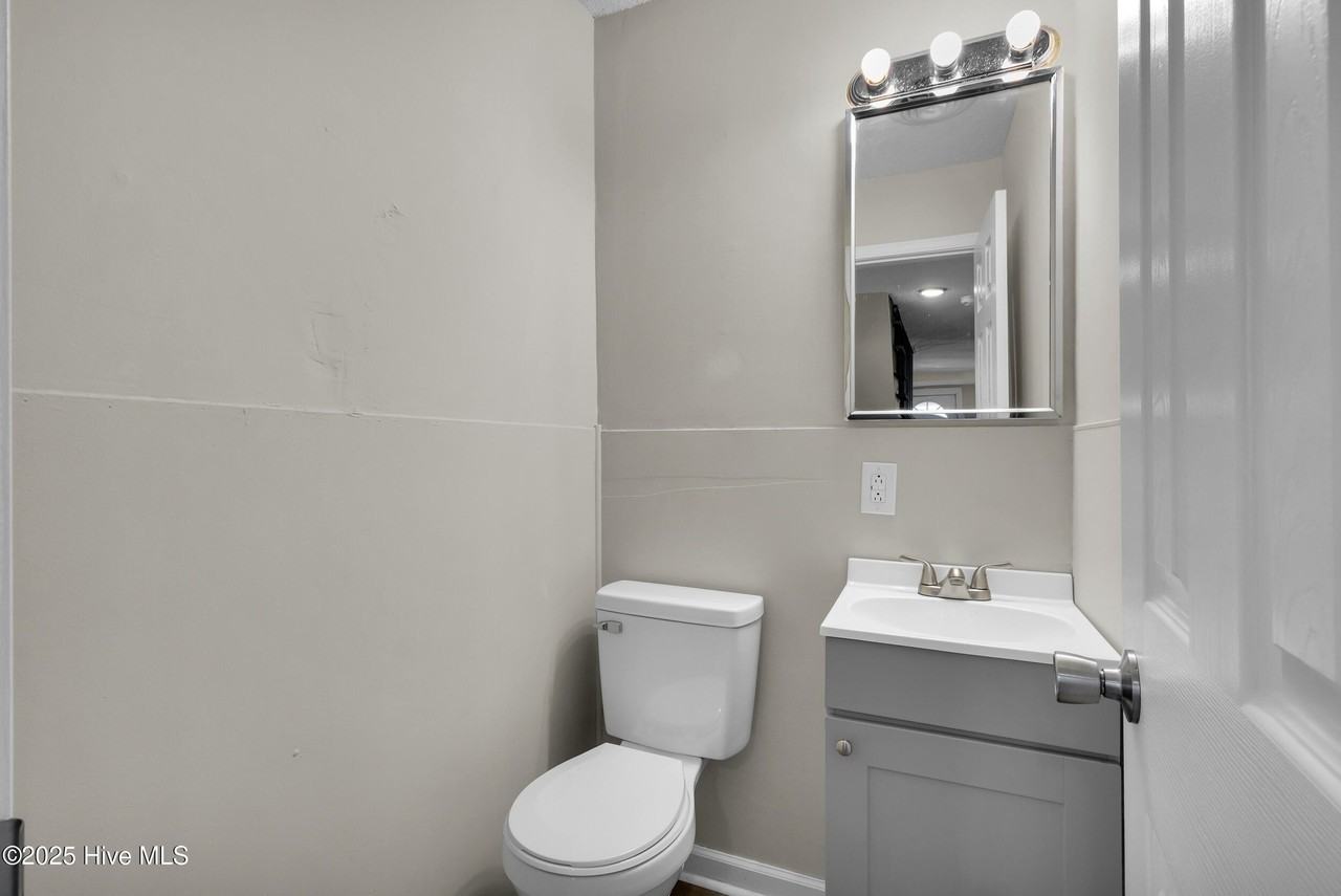 605 1st Ave - Photo 4 of 25