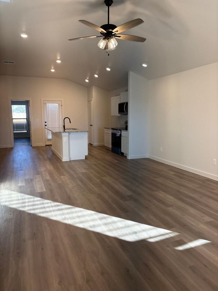 2513 Kenwood Ave - Photo 2 of 10