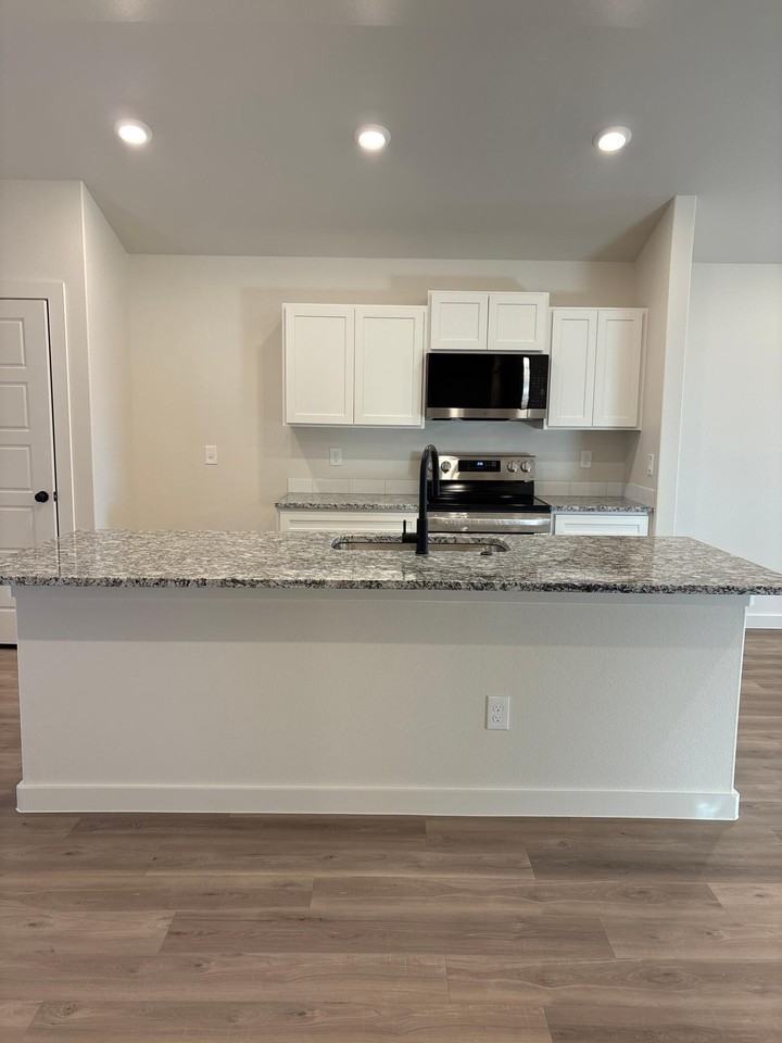 2513 Kenwood Ave - Photo 3 of 10