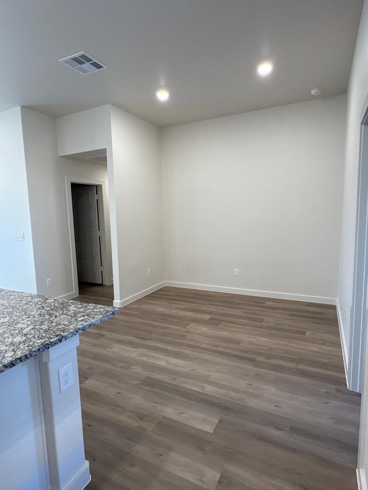 2513 Kenwood Ave - Photo 4 of 10