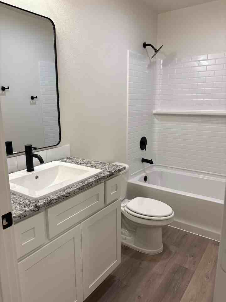 2513 Kenwood Ave - Photo 5 of 10